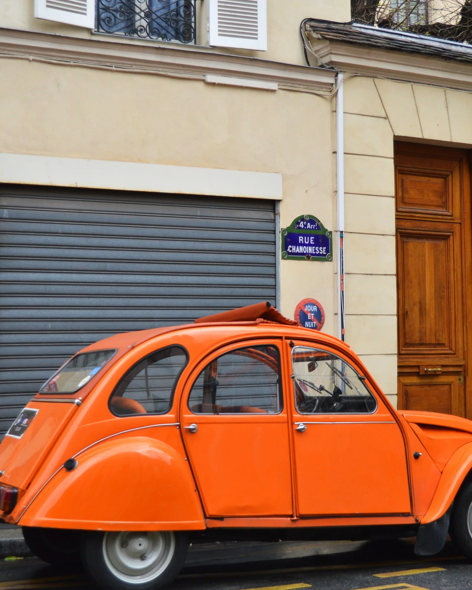 Citadine garée dans une rue de centre-ville
